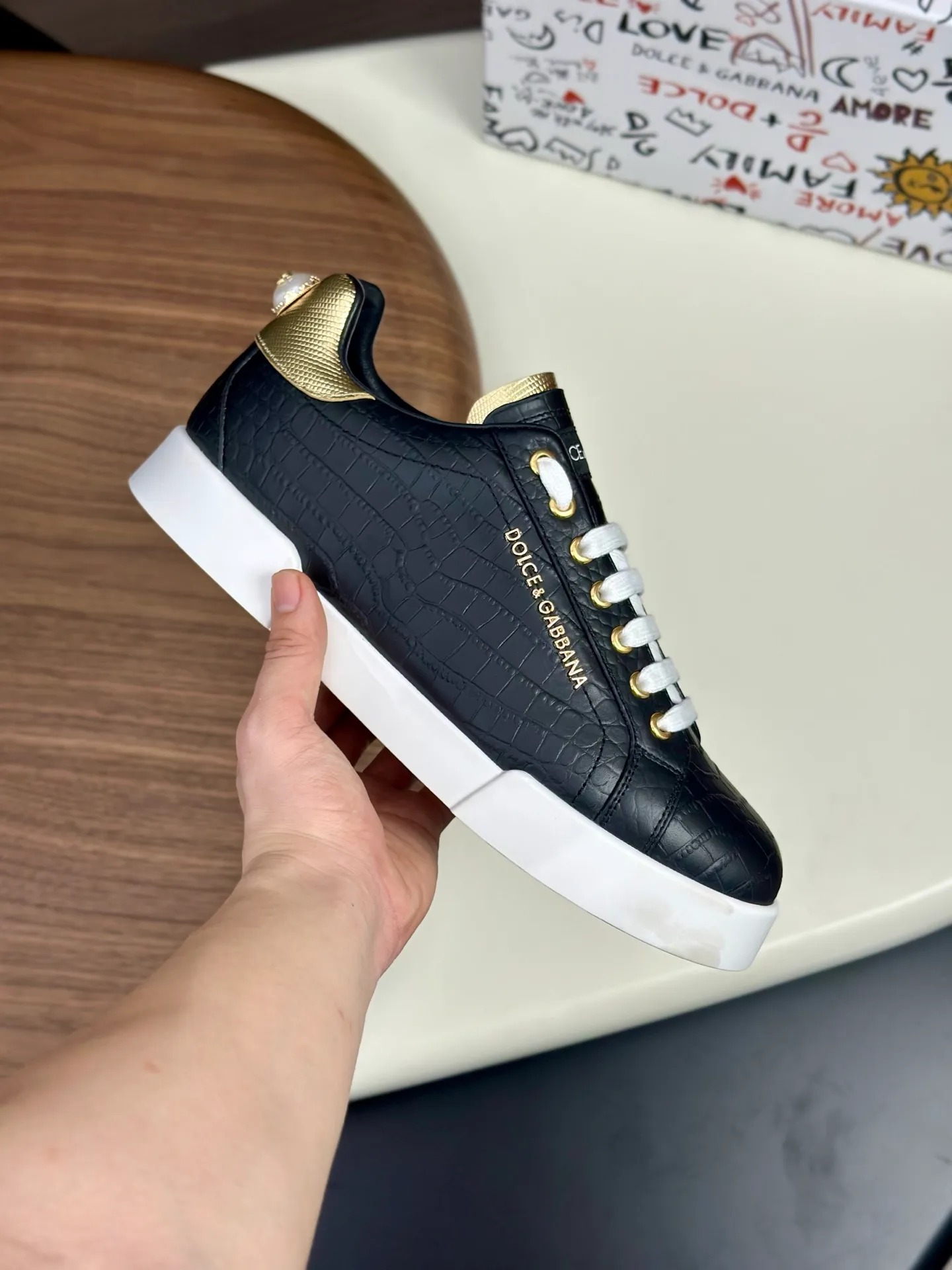 New product 💰800 DG Dolce & Gabbana men's shoes 💰ortofino calfskin sneakers ♞size; 39~44 (customized 38.45.46) Iconic men's shoes 💰ortofino series of sneakers, classic and timeless style, now presented with fashionable details. The calfskin engraved DG logo is a subtle finishing touch. Men's shoes💰ortofino calfskin sneakers: